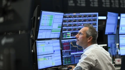 (Foto de ARCHIVO)10 April 2025, Hesse, Frankfurt/Main: A trader watches his monitors on the trading floor of the Frankfurt Stock Exchange. In response to the suspension of special US tariffs for numerous countries, the DAX rises by around eight percent at the start of trading. Photo: Arne Dedert/dpa10/4/2025 ONLY FOR USE IN SPAIN