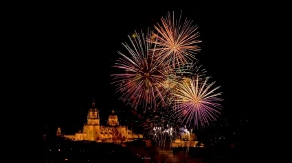 Fuegos artificales sobre la catedral de Salamanca