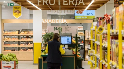 Una trabajadora de Alimerka, en uno de sus supermercados