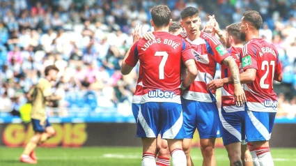 Los jugadores del Granada celebran su última victoria