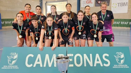 Grupo de Jugadoras posando con el trfeo de campaonas