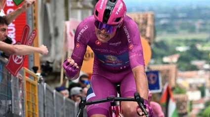 Mads Pedersen celebra su victoria en Vicenza, la cuarta en el Giro 2025.