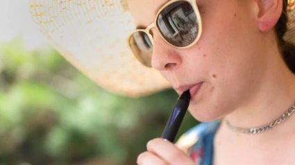 Joven con un vaper