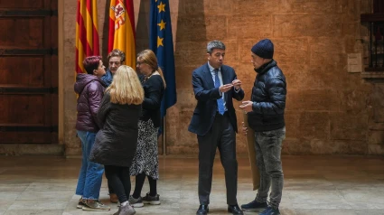 Familiares de víctimas de la DANA conversan con el presidente de la Generalitat el pasado mes de marzo
