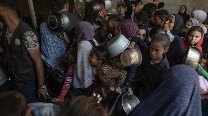 Cientos de palestinos esperan recibir ayuda para comer