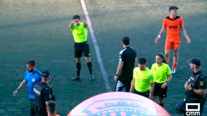 El árbitro manda a los jugadores a vestuarios.