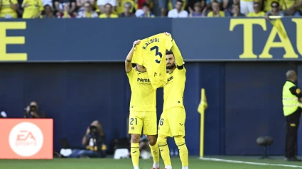 Yeremy Pino celebra su gol ante el Sevilla junto con Baena y haciendo un homenaje a Albiol