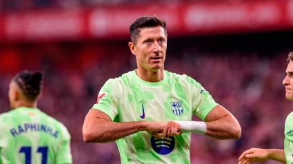 Robert Lewandowski celebra el segundo gol que el Barcelona marcó en San Mamés al Athletic