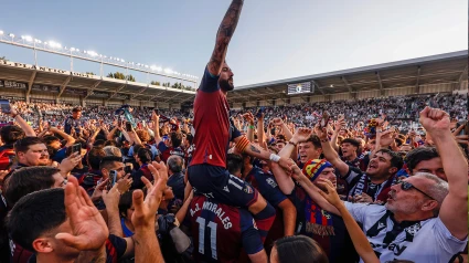 Morales, a hombros de un aficionado celebrando el ascenso a Primera División con el Levante