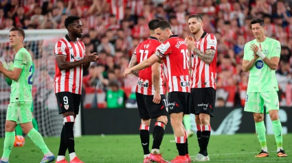 Óscar de Marcos en el momento de ser sustituido en el partido de su retirada, durante el Athletic-Barcelona