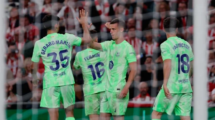 Dani Olmo celebra el último gol de LaLiga, desde el punto de penalti: el 0-3 del Barcelona al Athletic
