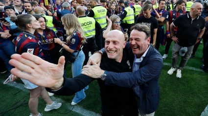 Julián Calero y Pepe Danvila, entrenador y máximo accionista del Levante UD respectivamente, se abrazan tras certificar la vuelta a Primera División