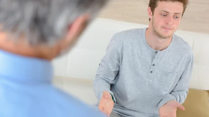 Padre mayor discutiendo con su hijo adulto