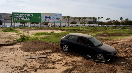 Un coche averiado en el centro de la ciudad