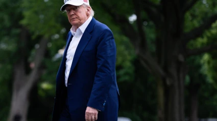 El presidente de Estados Unidos, Donald Trump, cruza el jardín sur tras salir del Marine One en la Casa Blanca en Washington, D.C.