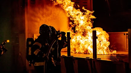 Los Bomberos de la Generalitat recibieron el aviso del fuego a las 19.29 horas y activaron inicialmente ocho dotaciones terrestres.