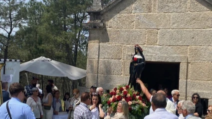 Los fieles inician la procesión en Armeses en el municipio de Maside