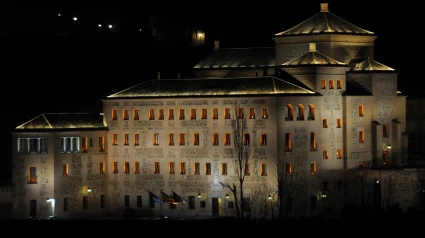 Edificio Cortes Castila-La Mancha iluminado