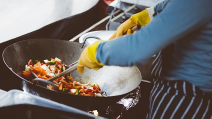 Una persona cocinando