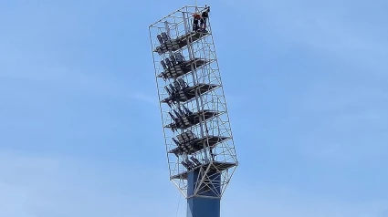Los operarios comienzan a desmontar los focos de la Romareda, que se reutilizarán en el Modular