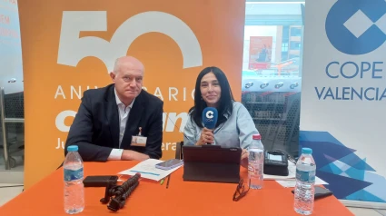 Antonio Rodríguez Lázaro, director general de Consum, junto a Pilar Cisneros en el Consum de Paiporta