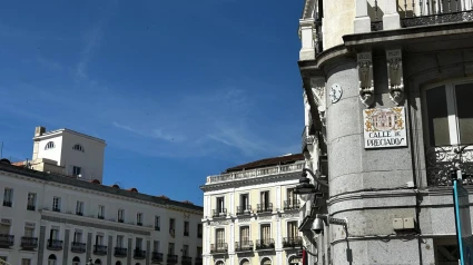 Ya se encuentran colocados los enganches en los que van a ir colgadas las lonas que van a proporcionar sombra en la Puerta del Sol