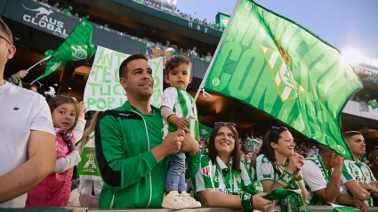 Miles de aficionados del Real Betis viajan a Polonia para asistir a la final de la UEFA Conferencia League aunque no todos cuentan con entrada para acceder al estadio