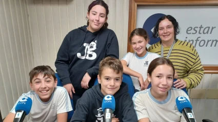 Los alumnos de 6º de primaria del colegio Cristo Rey en los estudios de COPE Ferrol