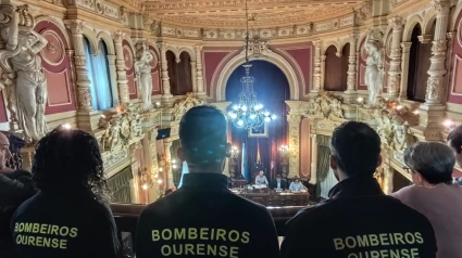 Los bomberos asisten a un pleno municipal tras una concentración en la Casa Consistorial