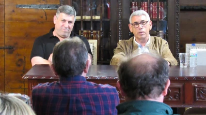 Tomás Casal presentó su libro en el concello de Neda