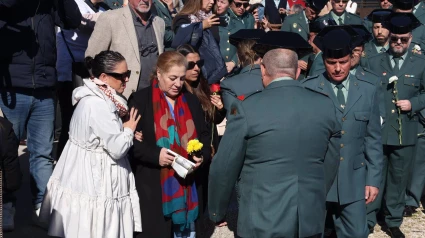 09/02/2025 La madre de uno de los agentes durante una ofrenda floral en homenaje a los guardias civiles fallecidos, en el puerto de Barbate, a 9 de febrero de 2025, en Barbate, Cádiz, Andalucía (España). La ofrenda floral se ha celebrado con motivo del primer aniversario de la muerte de los dos agentes de la Guardia Civil que fallecieron al ser arrollados por una narcolancha en el puerto de Barbate.POLITICA Nacho Frade - Europa Press