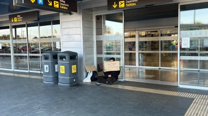 Juan pidiendo limosna en el aeropuerto