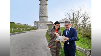 Gema Igual y César Díaz, frente al faro de Cabo Mayor