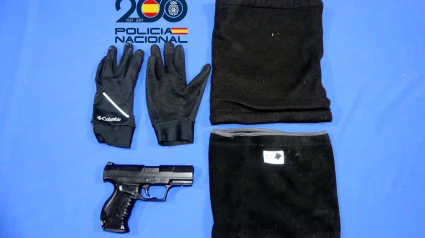 Pasamontañas y pistola de air soft utilizada para el atraco