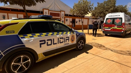 Coche patrulla de la Policía Local y una ambulancia en el Recinto Ferial del Arena de Córdoba