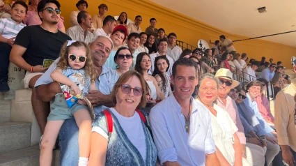Pepe Moral, junto a los alumnos sevillanos en la Real Maestranza