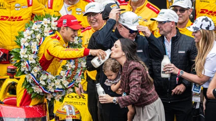Álex Palou celebró con su familia la victoria en las 500 millas de Indianápolis