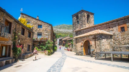 Calle e iglesia. Valverde de los Arroyos, provincia de Guadalajara.