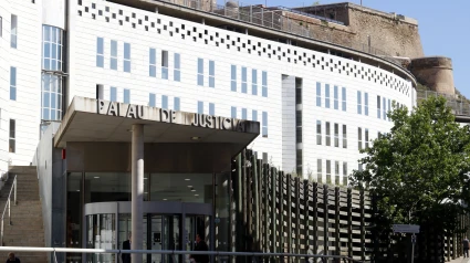 Además de los 4,5 años de prisión y los 3 años de libertad vigilada, la Fiscalía también pide que el procesado no pueda acercarse a menos de 200 metros de la víctima ni comunicarse con ella durante 5 años.