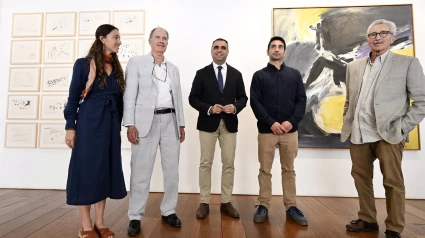 El presidente de la Diputación de Granada, Francis Rodríguez, en el centro en la imagen, ha participado en la firma del comodato del Centro José Guerrero