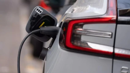Un coche eléctrico cargando en un punto de recarga eléctrica