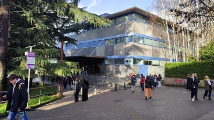 Jóvenes en el exterior de la biblioteca Concepción Arenal