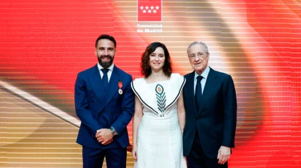 Carvajal recibe la Medalla de Oro de la Comunidad de Madrid por parte de Díaz Ayuso