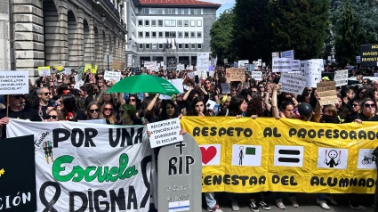 Manifestación del profesorado asturiano en la Plaza de España, en Oviedo