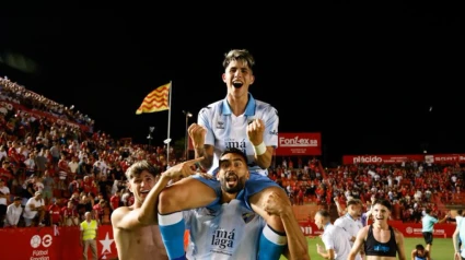 Celebración de los jugadores del Málaga tras ascender en Tarragona.