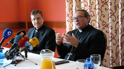 El obispo de Osma Soria, Don Abilio Martínez junto al vicario Don Gabriel Ángel Rodríguez en el desayuno que han mantenido con los medios de comunicación