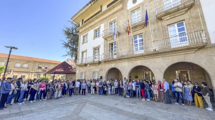 Representantes institucionales, asociaciones, entidades sociales y numerosos vecinos participaron en esta concentración ciudadana