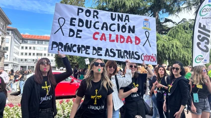 Manifestación multitudinaria en la Plaza de España, en Oviedo