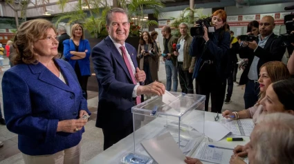 Abel Caballero votando por sí mismo en las municipales