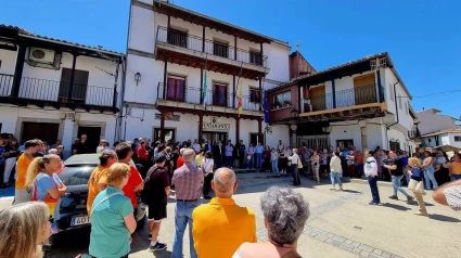 27/05/2025 Aldeanueva del Camino guarda un minuto de silencio por la víctima de violencia de género y decreta tres días de luto.Numerosos vecinos de la localidad cacereña de Aldeanueva del Camino han guardado un minuto de silencio a las puertas del ayuntamiento en la plaza del pueblo para condenar el asesinato de María, de 38 años, por violencia de género.SOCIEDAD AUTONOMÍASDELEGACIÓN DEL GOBIERNO EN EXTREMADURA